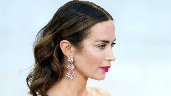 Emily Blunt apuesta por las mechas babylights en pelo castaño, el look ideal para mujeres de 40