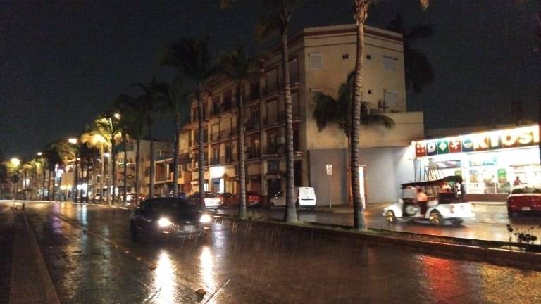 Azotan fuertes lluvias y tormenta eléctrica a Mazatlán la noche de este miércoles