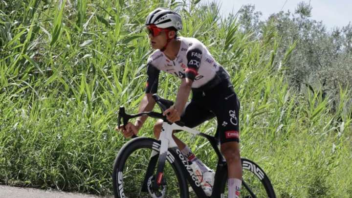 Giro della Toscana 2025: Isaac del Toro Queda en Primer Lugar al Llegar en Solitario