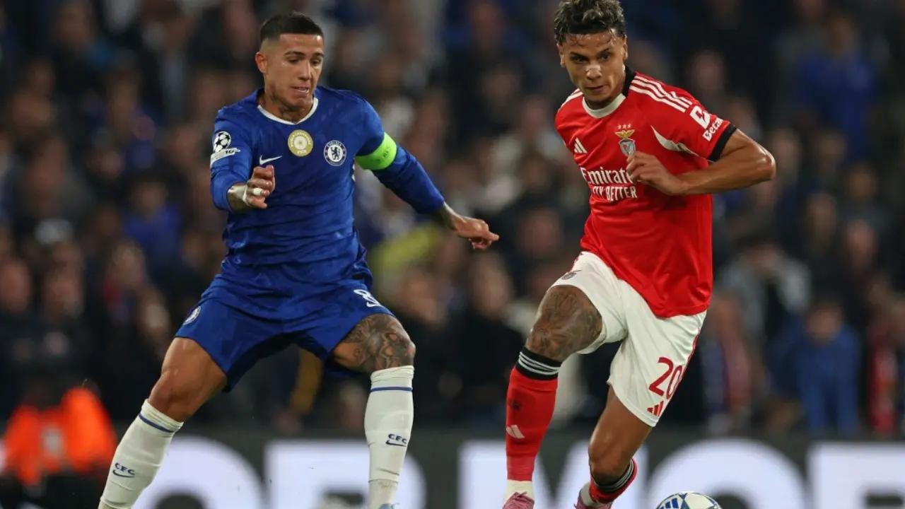 Jugada desafortunada para Richard Ríos: autogol en Chelsea vs. Benfica por la Champions League