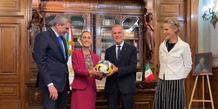 Sheinbaum y Carney intercambian regalos alusivos al Mundial 2026