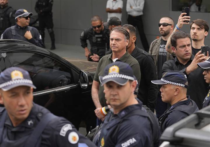 Brazil ex-President Jair Bolsonaro briefly leaves house arrest for hospital visit