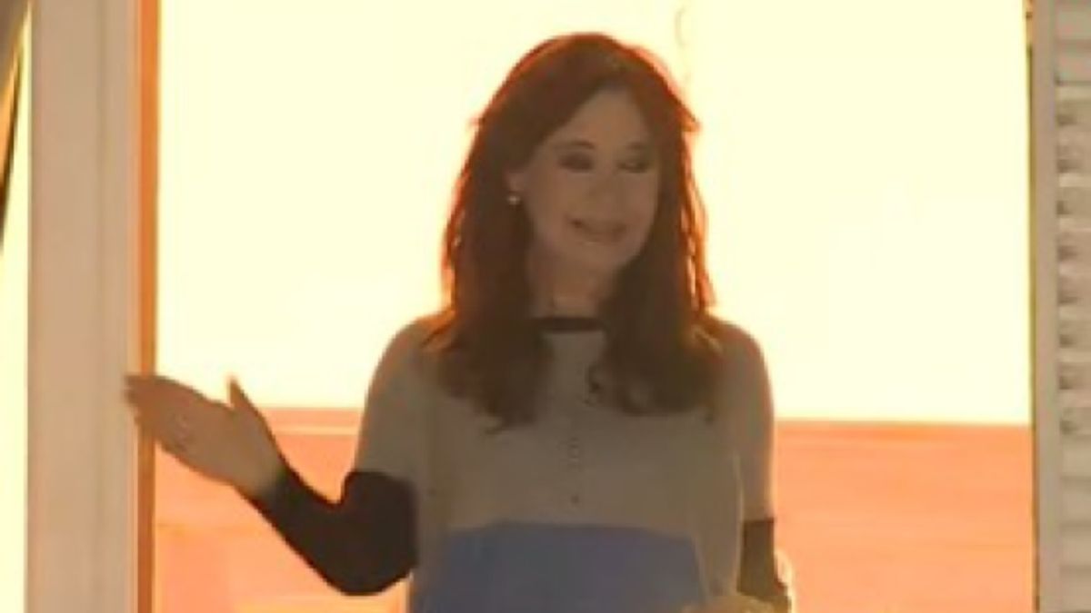 Cristina salió a saludar a la militancia a 3 años del intento de magnicidio