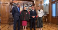 Sheinbaum y Mark Carney intercambian regalos en encuentro en Palacio Nacional