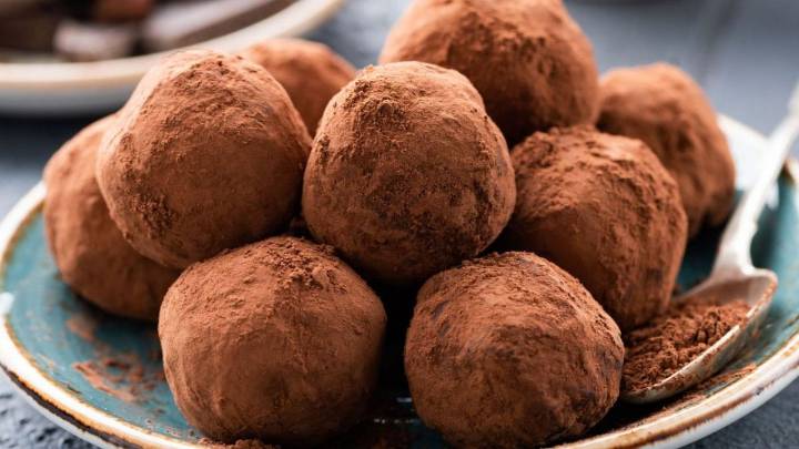 Trufas de cacao amargo y leche en polvo: la receta saludable para bajar de peso con 4 ingredientes