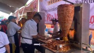 ¡Se dan hasta con la cubeta! Pelea entre mujeres empaña la Feria del Taco en San Nicolás Buenos Aires