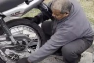 Tuvo 3 infartos y asiste con su gomería móvil en agradecimiento al Señor y la Virgen del Milagro