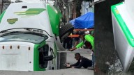 Video muestra el momento exacto en el que un camión se hunde y desaparece en medio de una calle