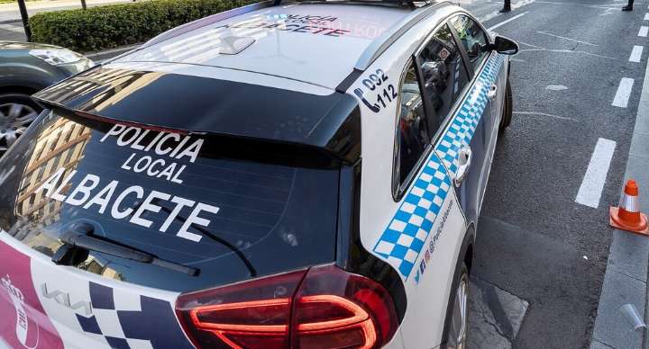 Un coche atropella a un niño y su madre y se da a la fuga
