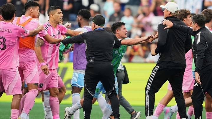 Miami's Luis Suárez apologizes for spitting on Seattle staffer