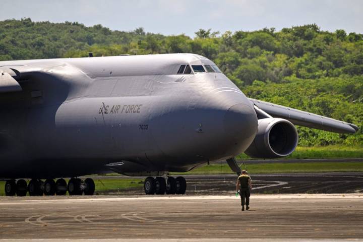 El imponente C-5 Galaxy es el avión más grande de la Fuerza Aérea de Estados Unidos y vuela a Puerto Rico en despliegue militar en el Caribe