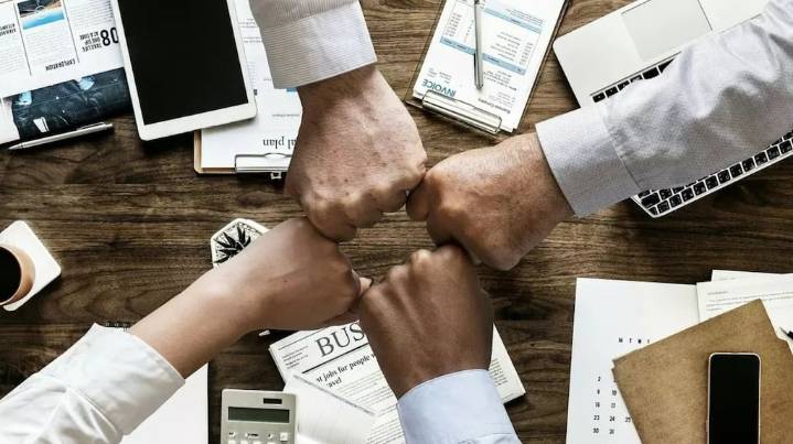 Ocho de cada 10 argentinos tienen amigos en el trabajo: por qué mejora el rendimiento, según los expertos