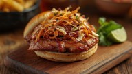 Así se prepara la hamburguesa chuletón, el secreto venezolano que combina dulzura, sabor ahumado y tradición