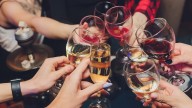 Beber alcohol ayuda a hablar otros idiomas: un estudio lo demuestra y gana el "Nobel más rebelde"