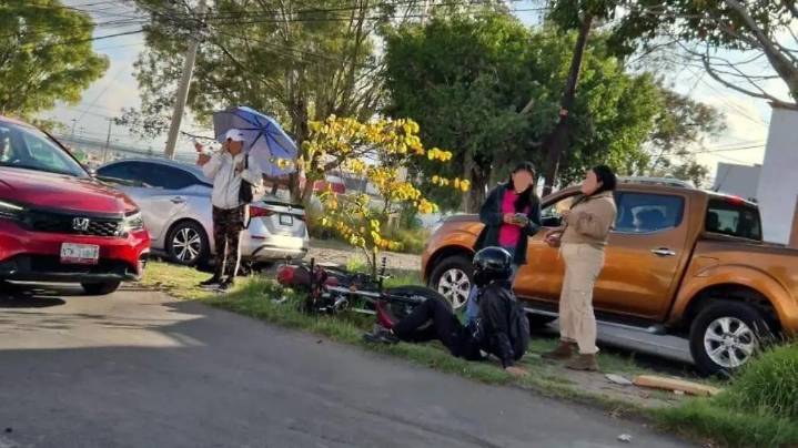 Motociclista con golpes tras chocar con auto en Mercedes Camacho