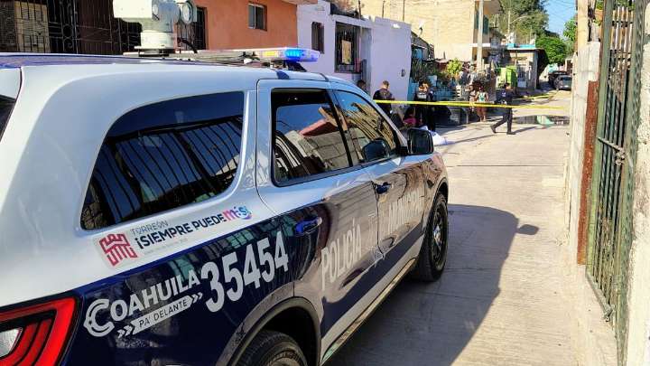 Hombre muere en plena vía pública en Torreón; iba al hospital porque había vomitado sangre