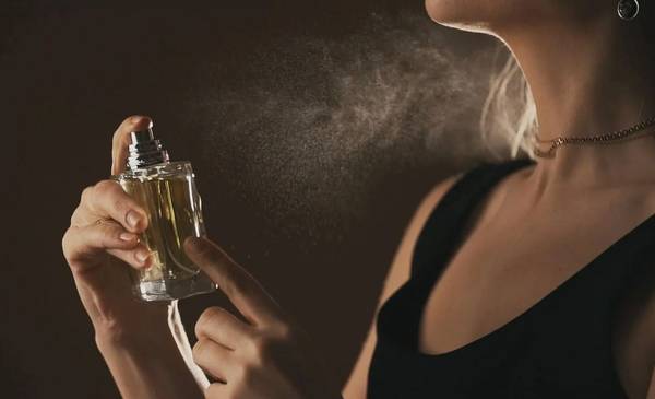 Los mejores cinco perfumes femeninos para el verano, según la IA