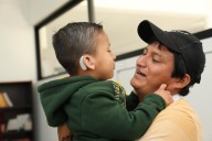 Gobiernos entregan 106 auxiliares auditivos a infantes y adolescentes