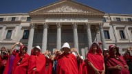Una procesión de 'criadas' reclama en Madrid el fin de los vientres de alquiler