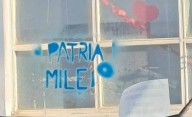 Las calles de Ushuaia amanecieron con carteles en rechazo a la visita de Javier Milei