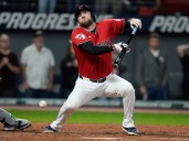 VIDEO: el terrible pelotazo que recibió David Fry en la cara a 159 kmh y paralizó a la MLB