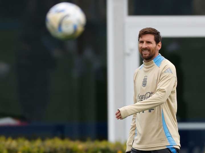 A qué hora juega la Selección Argentina vs Venezuela, por las Eliminatorias 2026: formaciones y dónde ver el partido en vivo