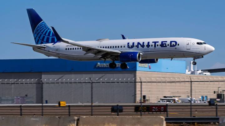 United Airlines To Fly First 737 With Starlink Next Month