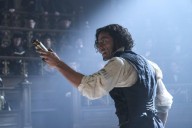 Impone Oscar Isaac su talento en ‘Frankenstein’ de Guillermo Del Toro