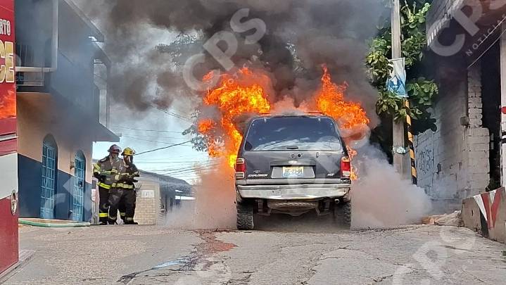 ¡Infernal incendio en Coapinole! Camioneta termina reducida a chatarra ardiente
