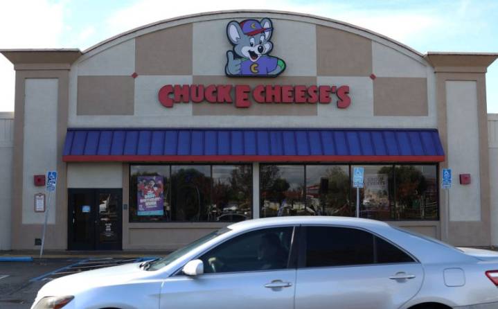 Video shows Chuck E. Cheese mascot arrested on theft, fraud charges in Florida