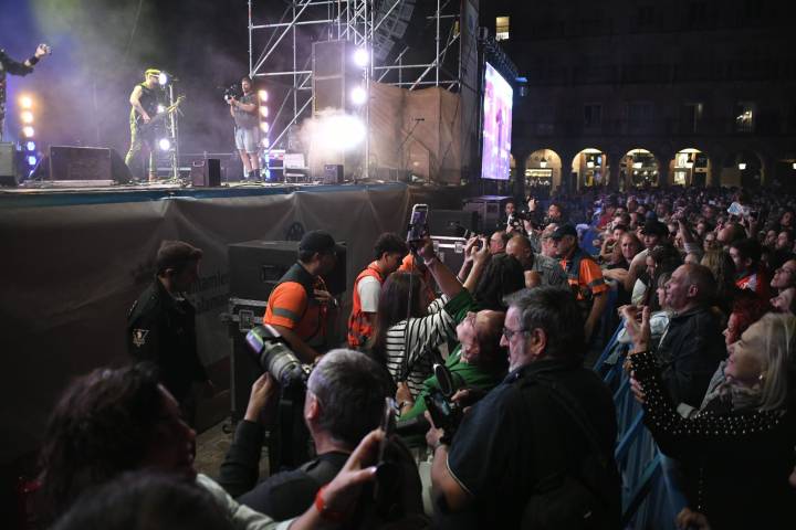 Un hombre sufre un mareo durante el concierto de Medina Azahara