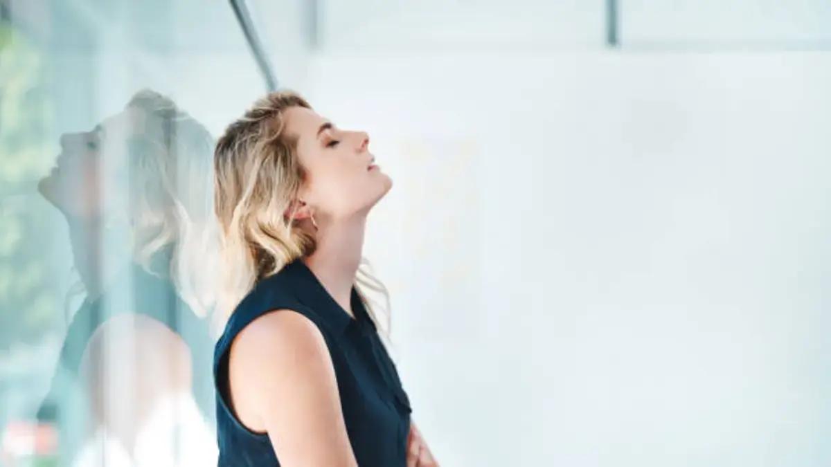 ¿Qué significa que una persona nunca quiera estar sola, según la psicología?