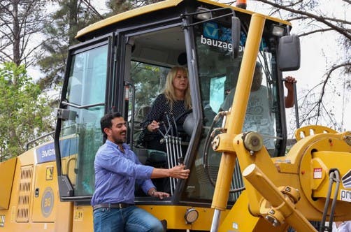 Más de 2.000 vecinos se beneficiarán con la obra de pavimentación del acceso al Mercofrut en Barrio El Salvador