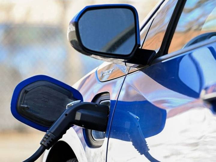 Canada to stall electric vehicle rules to boost auto sector