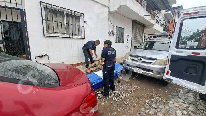 Hombre en situación de calle es encontrado enfermo en la vía pública