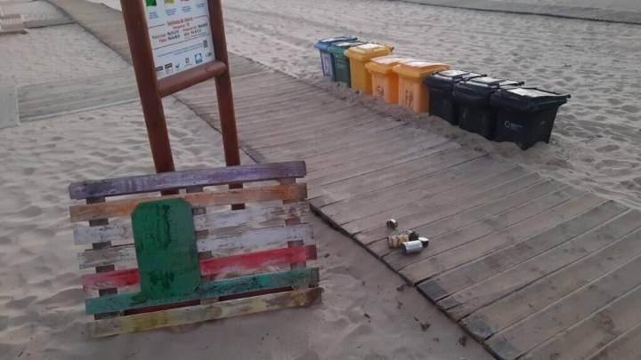 Verdes EQUO retira los 'portacolilleros' dando por concluida su campaña 'Orilla sin colilla'