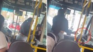 Arrestan a mujer que lanzó a una adulta mayor del camión, nadie ayudó