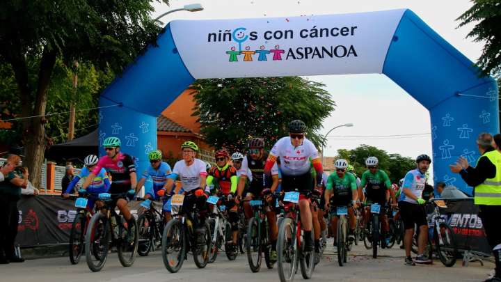 1.000 ciclistas pedalean contra el cáncer infantil en la BTT Aspanoa
