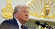 Manifestantes confrontan a Trump en restaurante y le mencionan a Puerto Rico