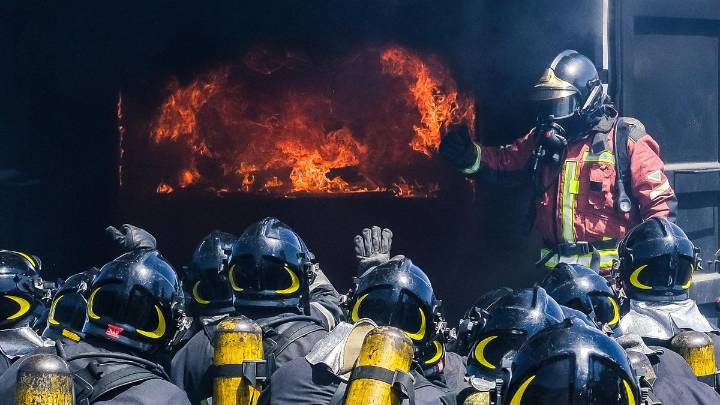 Arde una cocina en Vecindario y afecta a tres personas, dos de ellas por inhalación de humos