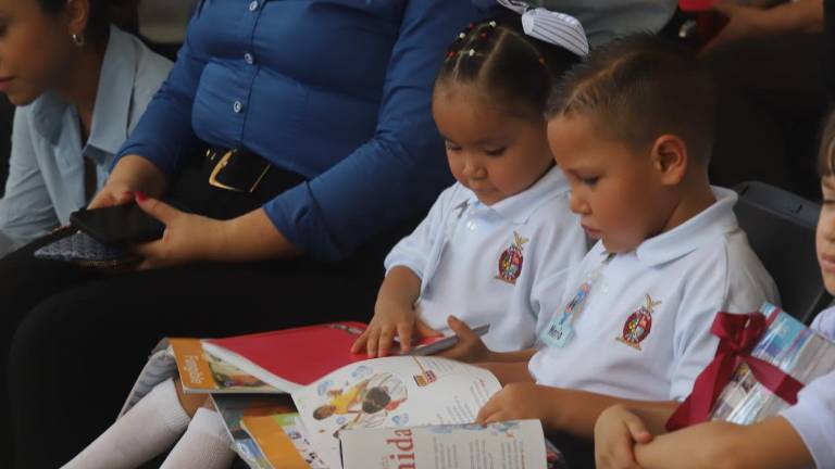 Destaca Sepyc avance del 85% en la entrega de útiles y uniformes en Sinaloa