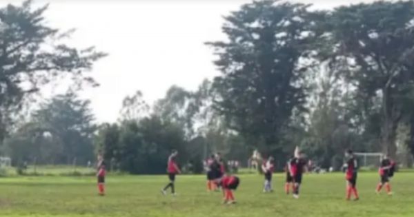 Lo expulsaron del partido, volvió a la cancha y atacó brutalmente a un rival