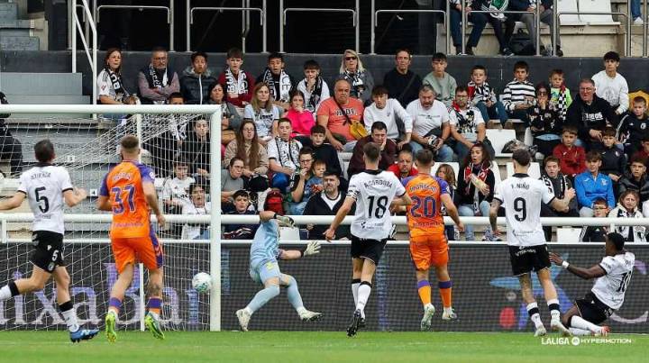 El Málaga firma una nueva derrota tras dejarse remontar por el Burgos en el Plantío
