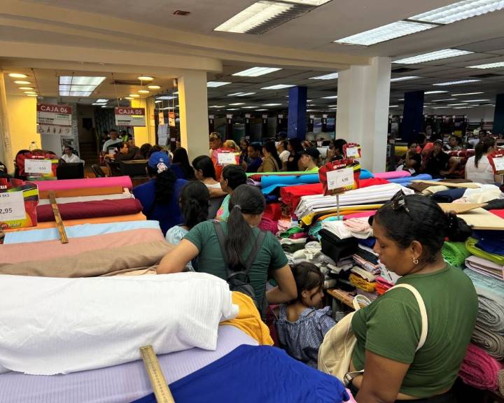 Devotos de Vallita continúan comprando telas para confeccionar sus vestidos