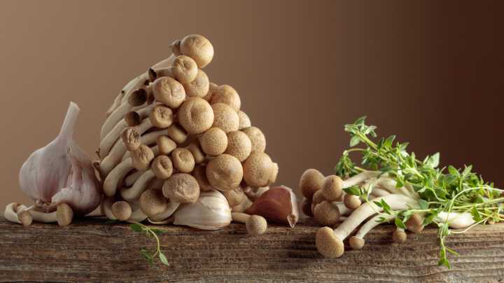 Why Storing Mushrooms And Garlic Together Can Have Disastrous Results