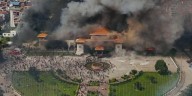 Crisis en Nepal: El gobierno cae tras dos días de intensas protestas y la quema del palacio presidencial por manifestantes.