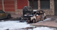 Un coche arde en El Zurguén y afecta a otro vehículo y al exterior de una vivienda