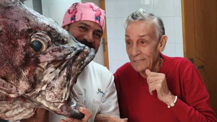 La última aventura gastronómica de una residencia de mayores de Corvera: un mero gigantesco para el menú de este domingo