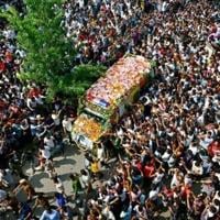 India bids tearful farewell to maverick musician