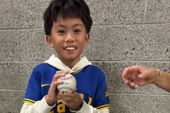La increíble generosidad del niño Marcus Ruelos con Cal Raleigh: ¡renunció a una bola de cientos de miles de dólares!